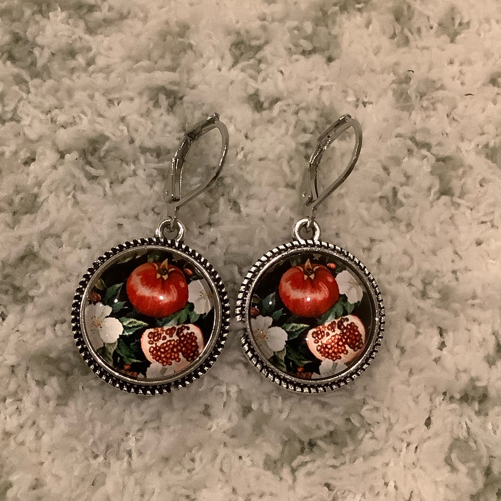 Pomegranate Glass Cabashon Floral Pierced Earrings Nwt .75”